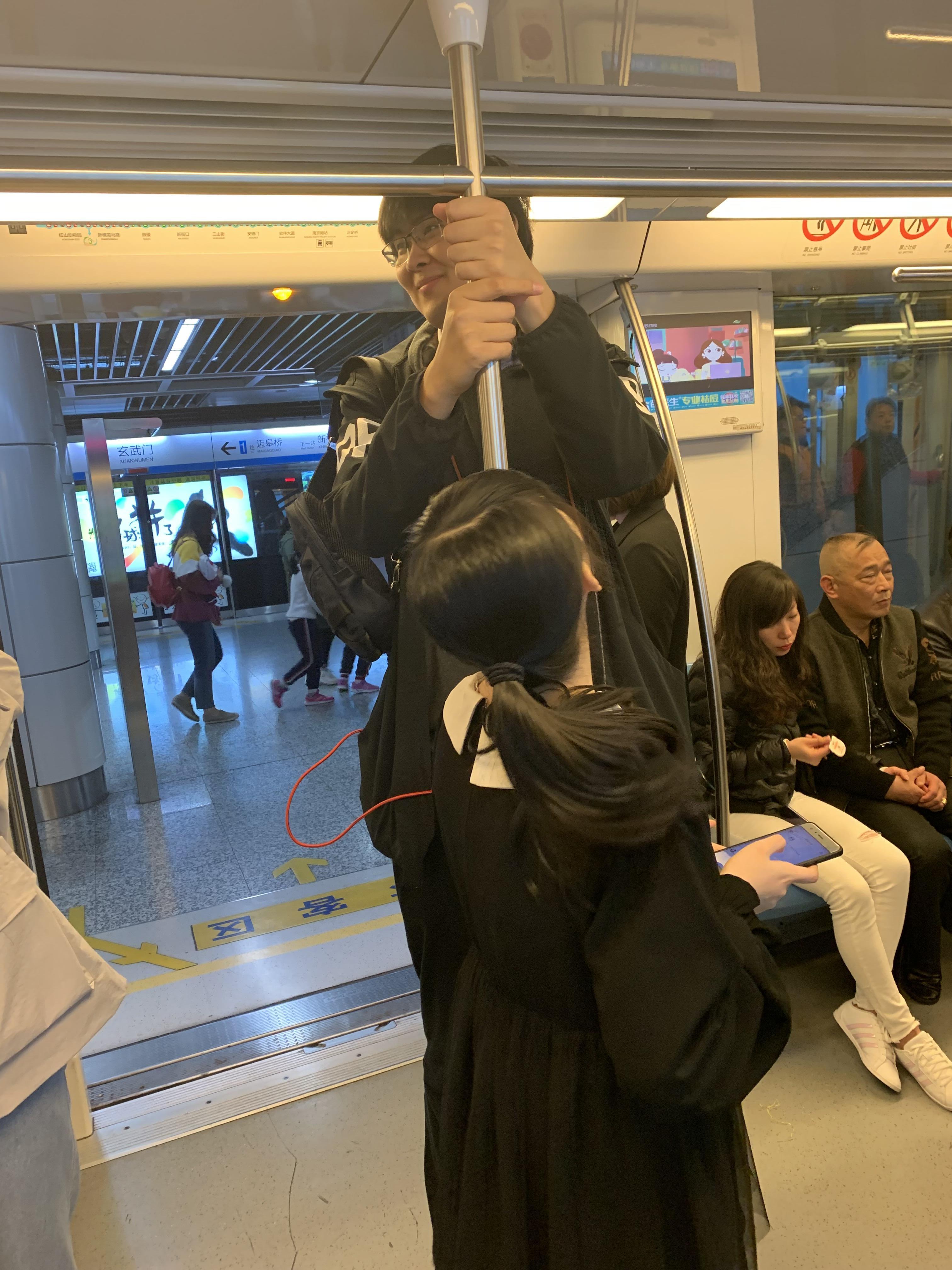 西西与 Rein 在玄武门地铁站