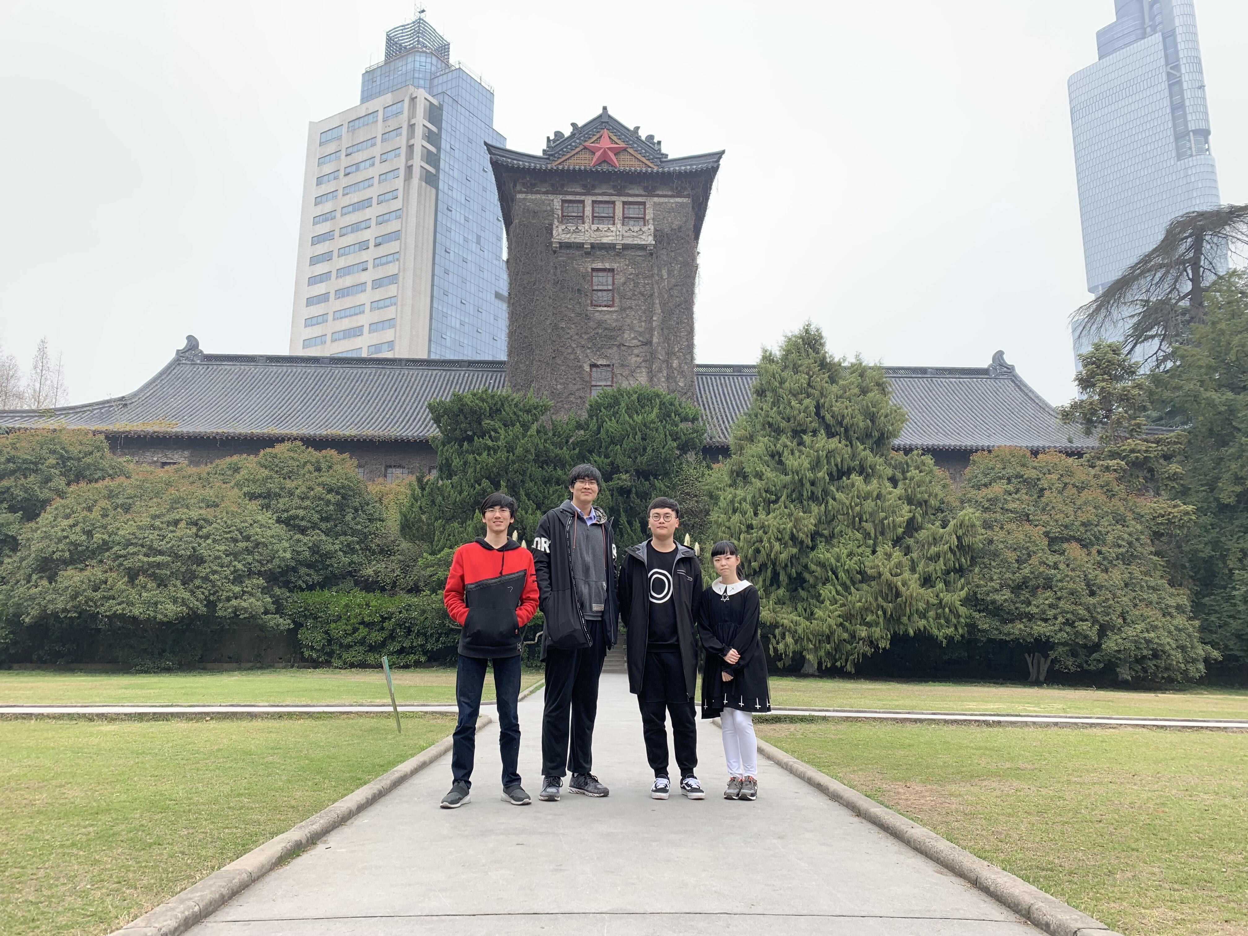 Aqua's 四人组在南京大学北大楼前
