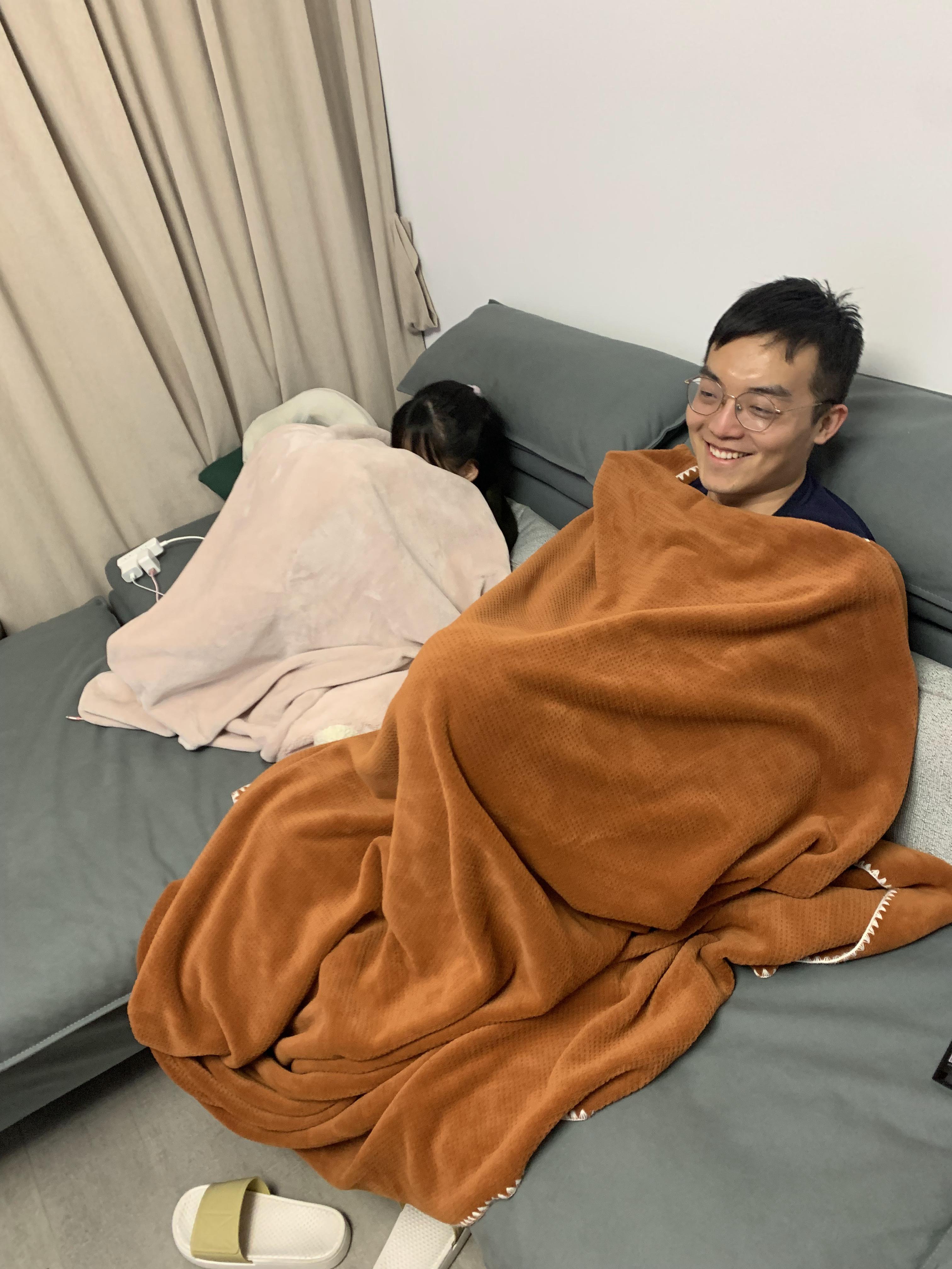 即便胆小，也还是要看鬼片的念念和她的哥哥！