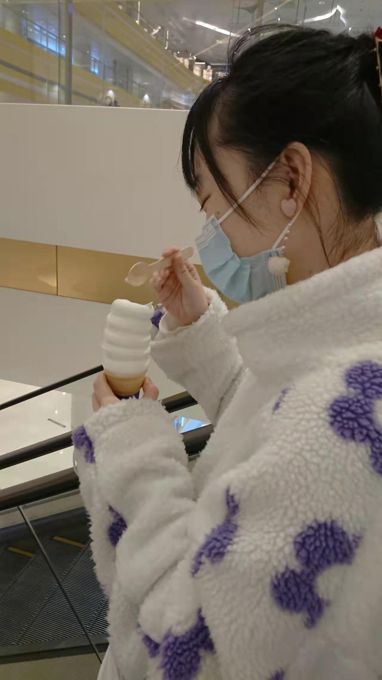 小口品尝甜品的少女